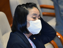 머리 쓸어 넘기는 윤미향 의원