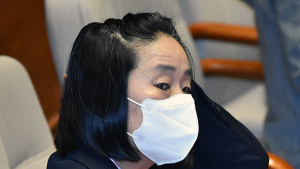 머리 쓸어 넘기는 윤미향 의원