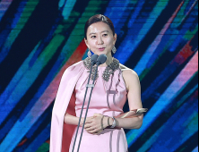 '부부의 세계' 김희애, 백상예술대상 최우수 연기상 수상