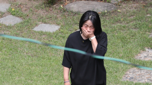 눈물 흘리는 윤미향