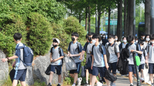 마스크는 필수가 돼버린 등굣길