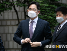 옷매무새 정리하는 이재용