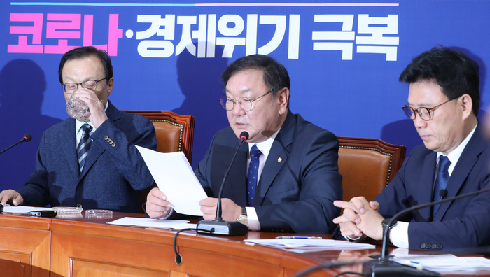 발언하는 더불어민주당 김태년 원내대표, 사진=연합뉴스