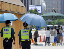 그늘막에서 더위 피하세요