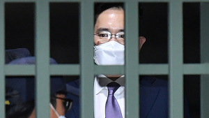 이재용 부회장, 구속영장 기각 '지친 눈빛'
