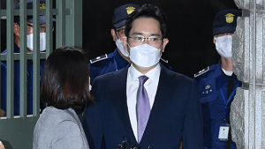 이재용 부회장, 다가오는 취재진에 '시선 회피'