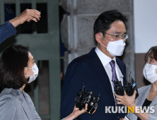 '구속영장 기각' 이재용 부회장, 다가오는 취재진 외면