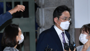 '구속영장 기각' 이재용 부회장, 다가오는 취재진 외면