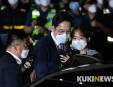 구치소 나와 차로 향하는 이재용 부회장