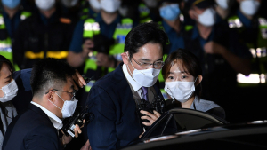 구치소 나와 차로 향하는 이재용 부회장