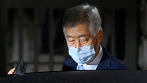 '구속영장 기각' 차에 탑승하는 최지성-김종중