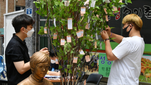 박종철 열사 기리며 방명록 남기는 시민들