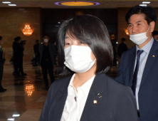 국회 본회의장에 들어서는 윤미향