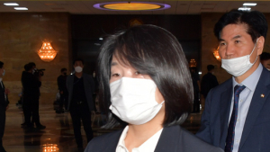 국회 본회의장에 들어서는 윤미향