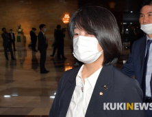 본회의 참석하는 윤미향