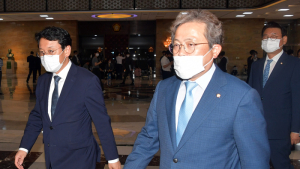 본회의 참석한 송기헌