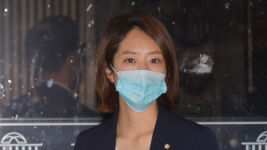본회의장 나서는 고민정