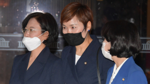 동료 의원과 대화하며 본회의장 나서는 임오경