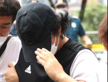 조사실로 이동하는 창녕 아동학대 계부