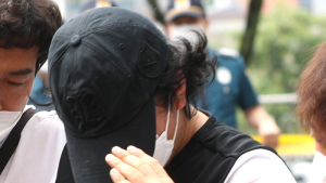 조사실로 이동하는 창녕 아동학대 계부