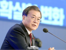 문대통령 지지율, 윤미향·대북·국회 ‘혼란’에 하락세