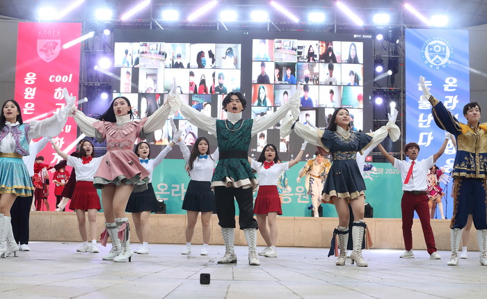 고려대학교와 연세대학교 응원단이 참가하는 비대면 온라인 라이브 응원제가 방송인 박명수의 진행으로 신촌 연세대학교 노천극장에서 열렸다. /제공=KT