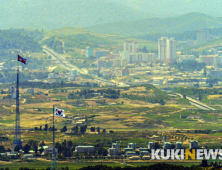 오늘도 나란히 펄럭이는 태극기와 인공기