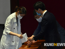 상임위원장 투표하는 강선우 의원