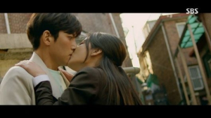 ‘편의점 샛별이’ 시청률 6%로 출발…김유정-지창욱, 첫 만남에 키스