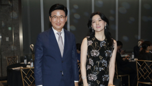 '춘사영화제'서 기념촬영하는 박성수 송파구청장과 배우 이영애