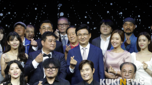 춘사영화제 참석해 기념 촬영하는 박성수 송파구청장