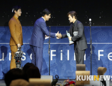 배우 이병헌에게 남우주연상 수여하는 박성수 송파구청장