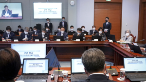 떨어져 앉은 추미애 장관과 윤석열 검찰총장