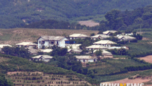 '적막한 북한 마을'