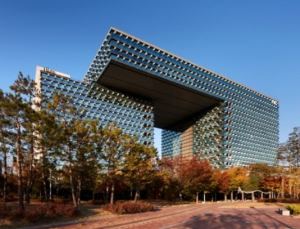 엔씨, 어닝 쇼크에도 주가 급등… NFT 게임이 뭐길래