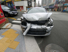 부산서 승용차가 정차 중인 시내버스 추돌