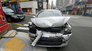 부산서 승용차가 정차 중인 시내버스 추돌