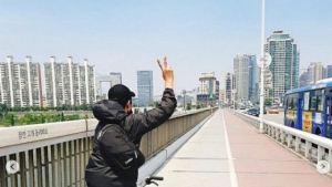 송중기-양경원, 사이좋게 라이딩…무슨 사이?