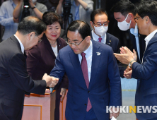 국회 복귀한 주호영 원내대표, 동료 의원들과 '주먹 인사'