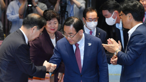 국회 복귀한 주호영 원내대표, 동료 의원들과 '주먹 인사'