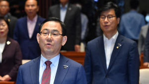 애국가 제창하는 주호영 원내대표