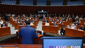 국회 복귀한 주호영 
