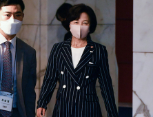 '공수처 공청회' 참석하는 추미애 장관