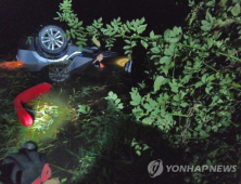군산 은파호수공원서 차량 추락 4명 숨져
