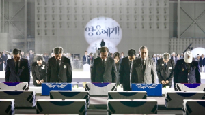 국군 전사자 유해에 묵념하는 문 대통령