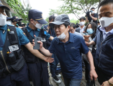 '큰샘' 압수수색, 사무실로 향하는 박상학 대표