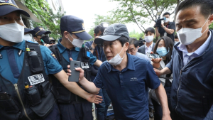 '큰샘' 압수수색, 사무실로 향하는 박상학 대표