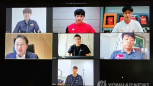 최태원 SK 회장, 덕아웃에서 쓰러진 임경엽 감독 위로 “건강이 승패보다 중요”