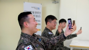 국방부 시계, 7월 1일부터 휴대전화와 함께 간다…우려되는 점은?