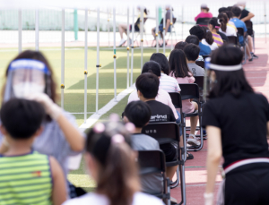 코로나19 검사 기다리는 난우초 학생들